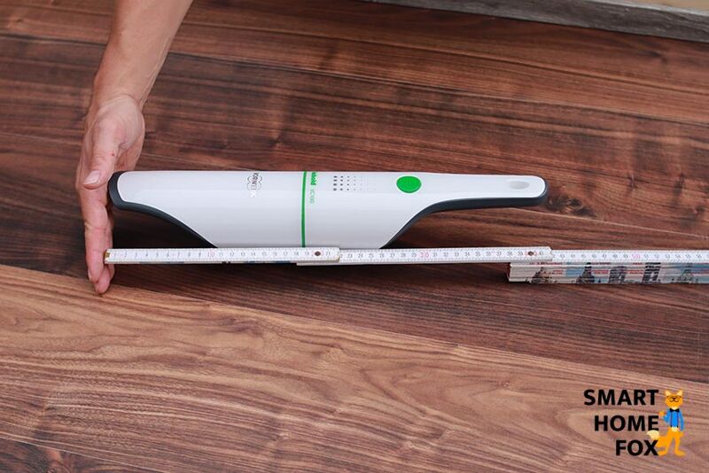 Der Vorwerk Kobold VC100 beim Ausmessen der Größe